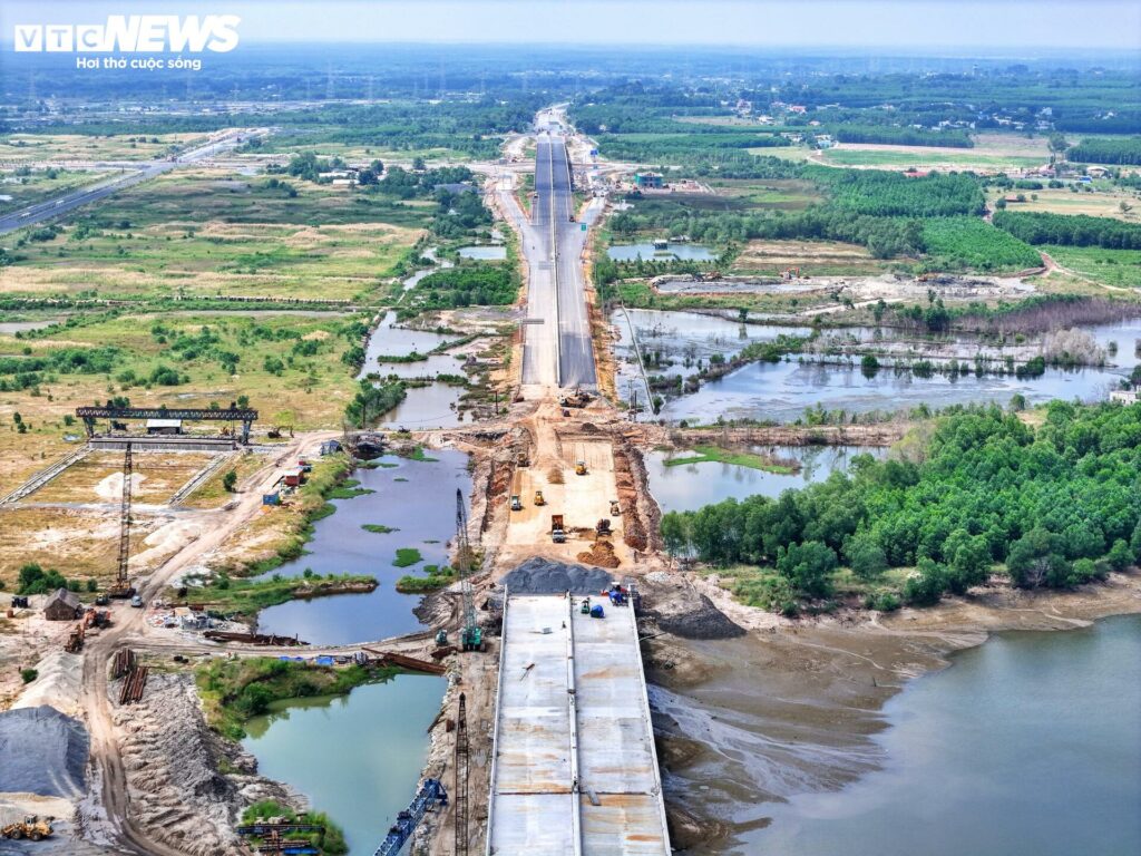 Hiện tại, cao tốc Bến Lức - Long Thành đoạn qua Đồng Nai dài 7 km, từ nút giao quốc lộ 51 đến đường dẫn vào cảng Phước An chỉ còn vài trăm mét chưa được trải nhựa.